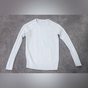 GAP white cable knit sweater. Size M, excellent preowned condition.